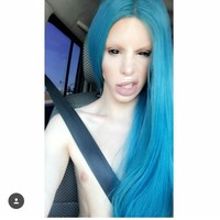 Belum lagi penampilannya yang nyentrik. Tak jarang, ia tampil dengan makeup dan memakai wig. (Foto: Instagram)