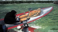 Pelajar melukis dengan tema perahu dayung di atas trotoar Danau Sunter, Senin (26/3/2018).