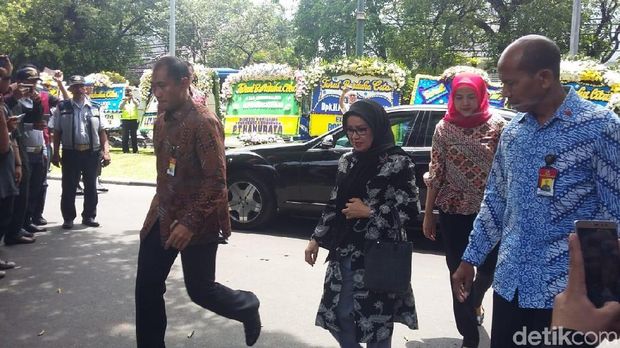 Semobil Bareng Puan, JK Tiba di Rumah Duka Probosutedjo