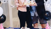 Mendapat surprise dari sang kekasih, Jeje terlihat sangat senang. Keduanya pun berfoto dengan kue ulang tahun yang sudah disiapkan oleh Syahnaz. Foto: Instagram @ritchieismail