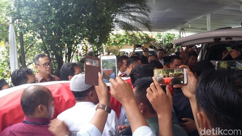 Jenazah Probosutedjo Diberangkatkan ke Bandara Halim Jenazah Probosutedjo Diberangkatkan ke Bandara Halim