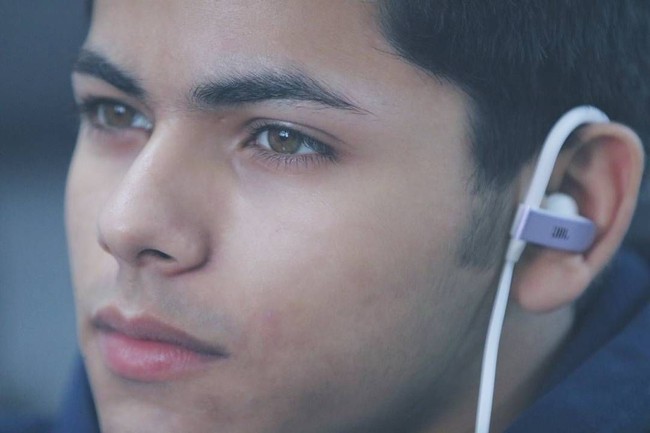  Penampilan aktor berkebangsaan India Siddharth Nigam ini banyak dibilang netizen mirip dengan pemain sinetron Ganteng-ganteng Serigala Aliando Syarief. Foto: Instagram