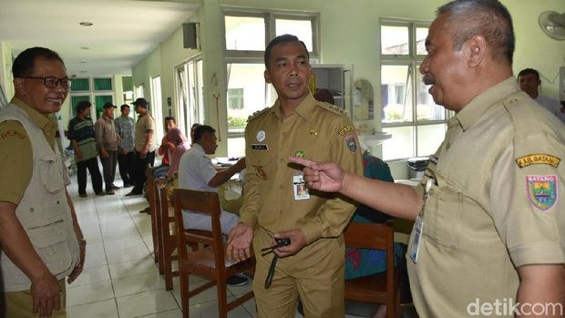Bupati Batang berbincang dengan jajaran Dinkes, Dinsos dan RS Kalisari, Batang. 