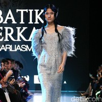 Fashion show koleksi terbaru Barli Asmara yang mengeksplorasi kain batik Jambi di Plaza Indonesia Fashion Week 2018, Jakarta. Jumat [23/3/2018]. [Foto: Mohammad Abduh/Wolipop]