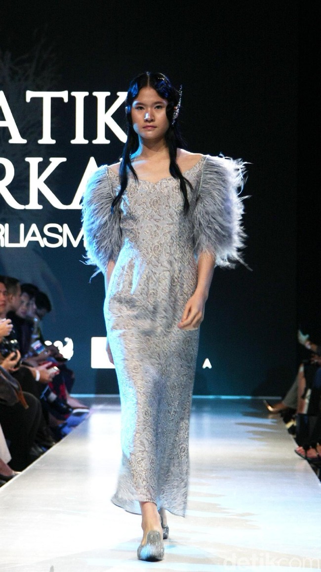 Fashion show koleksi terbaru Barli Asmara yang mengeksplorasi kain batik Jambi di Plaza Indonesia Fashion Week 2018, Jakarta. Jumat [23/3/2018]. [Foto: Mohammad Abduh/Wolipop]