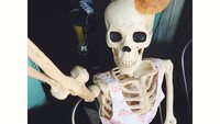 Ide ini bermula ketika kerangka tengkorak plastik datang ke kantornya, dan Dana bersama rekannya yang lain mulai iseng merias Skellie. Foto: Instagram @omgliterallydead