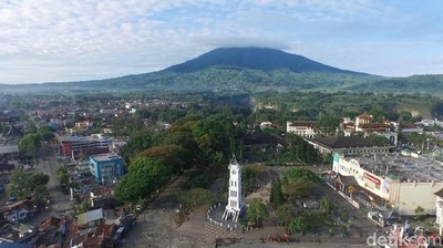 Foto Drone: Jam Gadang di Balik Gunung