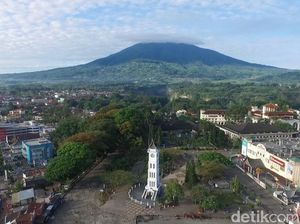 Foto Drone: Jam Gadang di Balik Gunung
