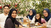 Bersama keluarga, Jeje terlihat sedang menikmati makan bersama. Wah, Jeje paling ganteng sendiri nih diantara para wanita. Foto: Instagram @ritchieismail