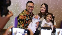 Senyum bahagia Dr Reisa, suami dan si kecil Ramania Putri Broto Asmoro. Pool/Palevi S/detikFoto.