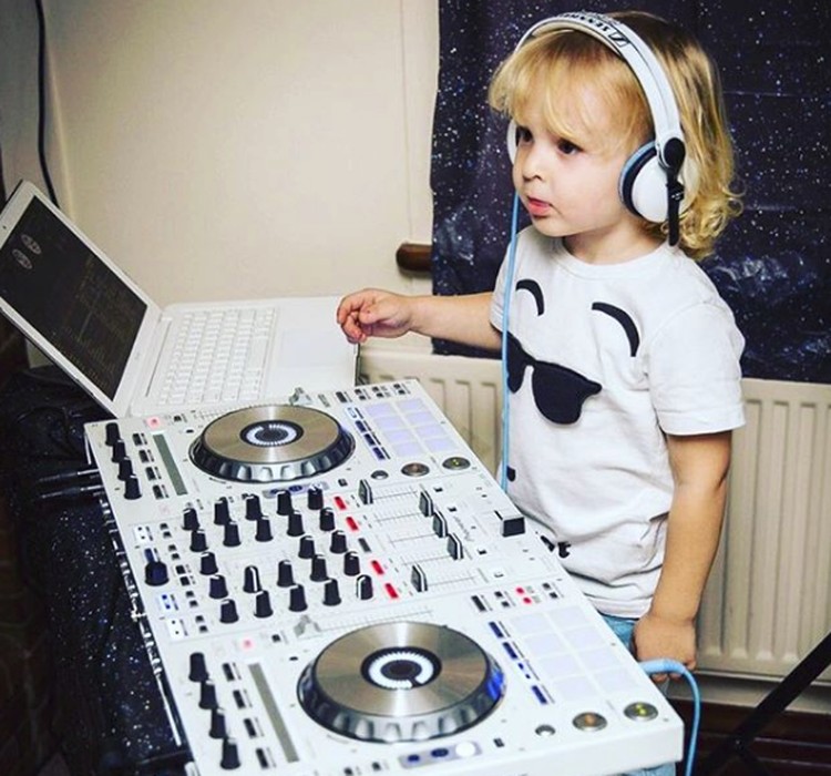 Aksi Lucu dan Menggemaskan Bocah 3 Tahun Saat Nge-DJ