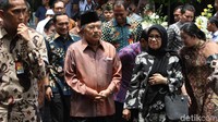 Wapres Jusuf Kalla tiba di rumah duka almarhum Probosutedjo  Jalan Diponegoro, Menteng, Jakarta Pusat, Senin (26/2/2018).
