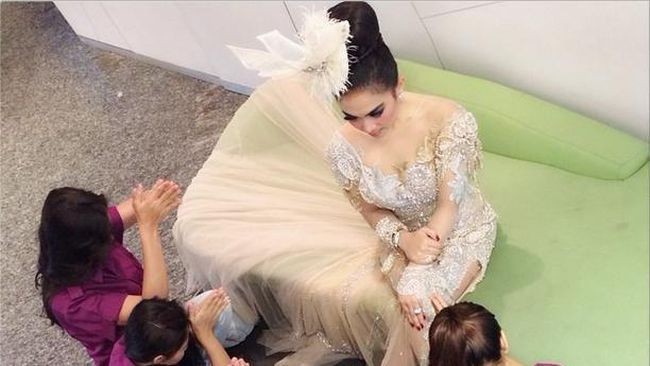 Disembah pegawai. Syahrini sempat mengunggah foto di Instagram yang menampilkan dirinya sedang disembah para karyawannya akhir 2014 silam. Foto tersebut sempat menimbulkan kritikan dari netizen. Mereka menyebut pelantun Bohong itu gila hormat. Terobsesi pengen banget jadi princes jadi begitu deh hidup didunia khayal tulis @tuti_azkara. (Foto: Instagram)