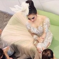 Disembah pegawai. Syahrini sempat mengunggah foto di Instagram yang menampilkan dirinya sedang disembah para karyawannya akhir 2014 silam. Foto tersebut sempat menimbulkan kritikan dari netizen. Mereka menyebut pelantun Bohong itu gila hormat. Terobsesi pengen banget jadi princes jadi begitu deh hidup didunia khayal tulis @tuti_azkara. (Foto: Instagram)