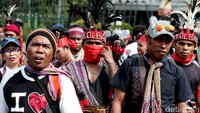 Massa dari Forum Pemuda (FP) Nusa Tenggara Timur saat melakukan aksi demo.