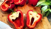 Bikin gemes! Paprika merah ini saat dibelah terlihat seperti ekspresi orang yang sedang teriak ketakutan sedangkan yang satunya lagi berekspresi seperti orang yang sedang tertawa jahat. Bisa pas gitu, ya. Foto: howeeee  