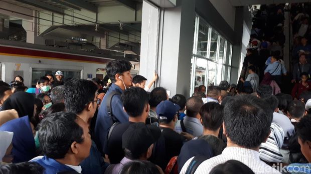 Penumpang desak-desakan di Stasiun Duri