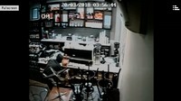 Mereka mencari-cari uang di dekat meja kasir. Saat membuka laci kasir mereka justru menemukan memo bertuliskan ‘HAHA f*ck you NO MONEY’. (Foto: Dok. news.com.au)