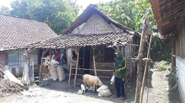 Kondisi rumah Mbah Lami yang sangat sederhana. (Foto: M Rofiq)