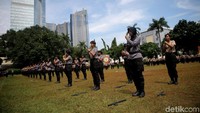 Mereka terus berlatih dibawah terik matahari yang menyengat.