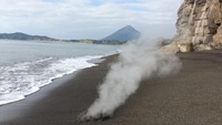 Pantai Ibusuki membentang sepanjang Semenanjung Satsuma. Kawasan ini terkenal dengan aktivitas gunung apinya (Kagoshima Prefectural Visitors Bureau)