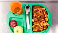 Pasta gnocchi dengan saus tomat jadi menu utama pasien di Italia. Pencuci mulutnya ada apel dan plum segar. Minumnya cukup air mineral. Foto: Istimewa
