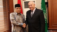Ketua Umum PBNU, KH Said Aqil Siradj menyambut Dubes Amerika Serikat Joseph R. Donovan Jr.