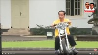 Saat pertemuan itu, Jokowi sempat mengendarai motor Chopper di kawasan Istana Bogor (Foto: Screenshot Youtube/Jokowi Presiden RI Ke 7)