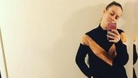 Ia pun menambah ramainya isu tersebut dengan unggahannya dengan mengenakan jumpsuit mirip kostum Captain Marvel. (Dok. Instagram/brielarson)