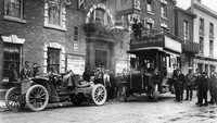 Cikal bakal bus muncul ketika kendaraan bermotor menggantikan kuda sebagai alat transportasi pada sekitar 1905. Tahun 1906 di Stratford muncul bus bertenaga uap. Hulton Archive/Getty Images.