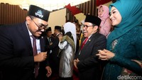 Ketua Fraksi PKB MPR, Jazilul Fawaid saat memberikan selamat kepada Muhaimin Iskandar.