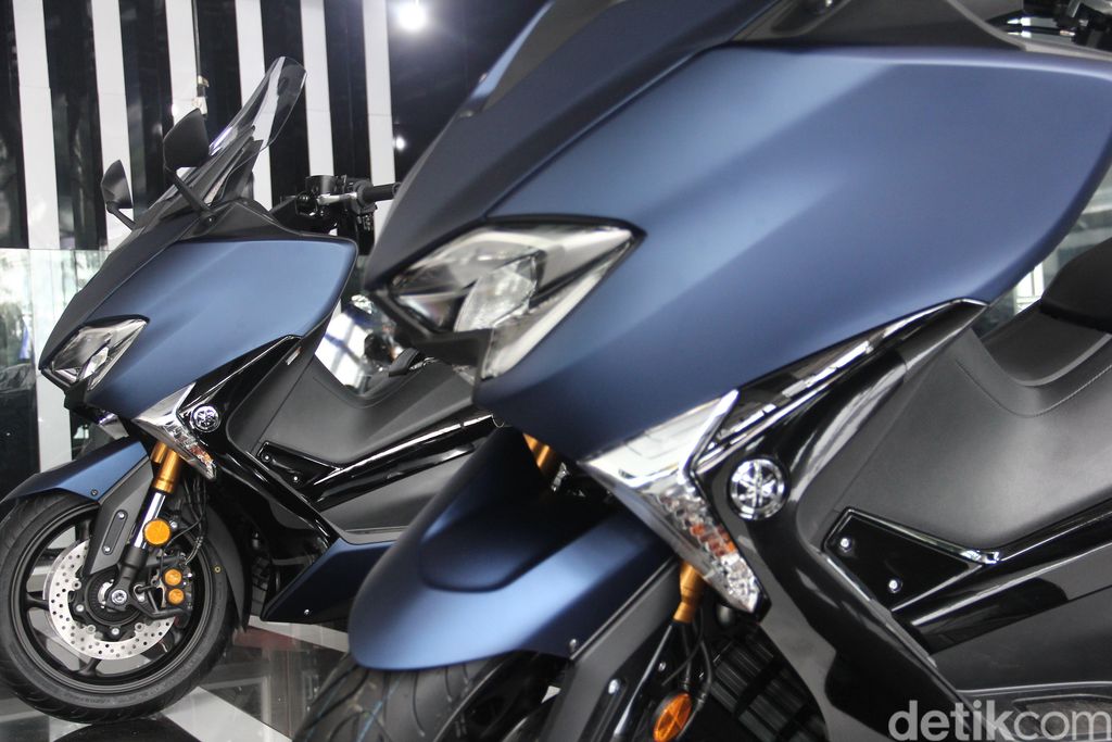 PT. Yamaha Indonesia Motor Mfg. (YIMM) menggelar acarasimbolis penyerahan TMAX DX ke konsumen Indonesia. Acara bertajuk #TMAXDXFirstOwnerini diselenggarakan di Yamaha Flagship Shop Cempaka Putih, Jakarta, Sabtu 24 Maret 2018.Sebanyak 60 unit TMAX DX diimpor pertama kali dari Jepang untuk memenuhi keinginankonsumen terhadap Sport Commuter MAXI Yamaha ini.