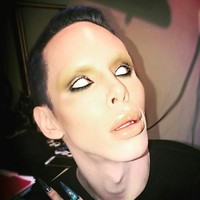 Pria 22 tahun itu mengaku ia ingin menjadi alien tanpa gender hingga ia ingin tak memiliki kelamin. Niatan Vinny tersebut bukan bualannya semata. (Foto: Instagram)