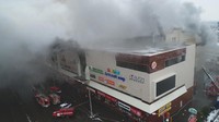 Asap pekat membubung ke langit dari gedung mal di Kemerovo yang dilanda kebakaran pada Minggu (25/3) waktu setempat. Kemerovo, sebuah daerah penghasil batubara utama Rusia, terletak sekitar 3.600 km sebelah timur Moskow. Foto: Russian Emergencies Ministry/Handout via REUTERS