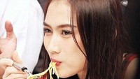 Begini gaya Melody saat mencicip spaghetti. Walau makan spaghettinya sambil di tadahin tangan, Melody tetap terlihat cantik. Netizen: Mau donk mienya hee. Foto: Instagram f.melodiest_48