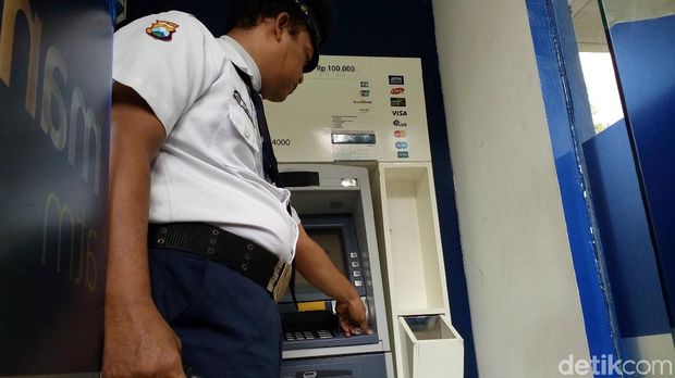Ditemukan Alat Diduga Skimmer di ATM Mojokerto