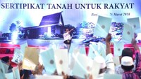 Jokowi meminta warga penerima sertifikat untuk mengangkat sertifikat tanahnya tinggi-tinggi.
