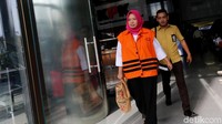 Inna menjalani pemeriksaan lanjutan terkait dugaan suap perijinan dan pengurusan jabatan di Kabupaten Jombang.