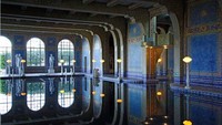 Hearst Castle. Rumah senilai US$ 191 juta ini berada di Sanmeon, California. Rumah kastil ini punya 27 kamar tidur, yang digunakan dalam film The Godfather. Dimiliki oleh wali William Randolph Hearst, yang dibangun oleh raja surat kabar pertama di negara itu, sekarang menjadi situs warisan dan wisata dan bagian dari Sistem Taman California. Doug Steakley/Lenely Planet Images.