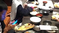 Kali ini tampaknya makan bersama keluarga di restoran Jepang. Menunya ada ikan, tempura, hingga miso soup. (Foto: instagram @abuhamzah12)