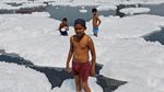 Keseruan Anak-anak di India Main Busa di Sungai Berpolusi