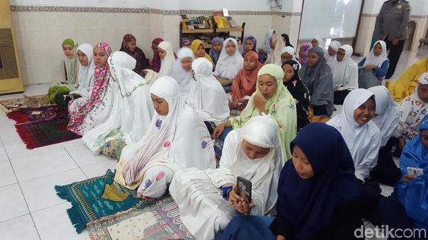 Santri perempuan juga ikut penyuluhan