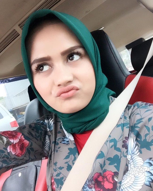Setiap foto yang diunggahnya, selalu mengundang decak kagum netizen. Banyak netizen yang mendukung keputusannya untuk berhijab, karena tampak lebih cantik dan anggun.  F oto: Instagram Bripda Ismi