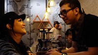 Nongkrong di coffee shop, Poppy melemparkan candaan gombal nih untuk calon suami yang kini resmi jadi suaminya itu. Katanya sih kalo ditanyain kopi yg paling favorit itu yaa kopi sovia, ujar Poppy. Foto: Instagram popsovia