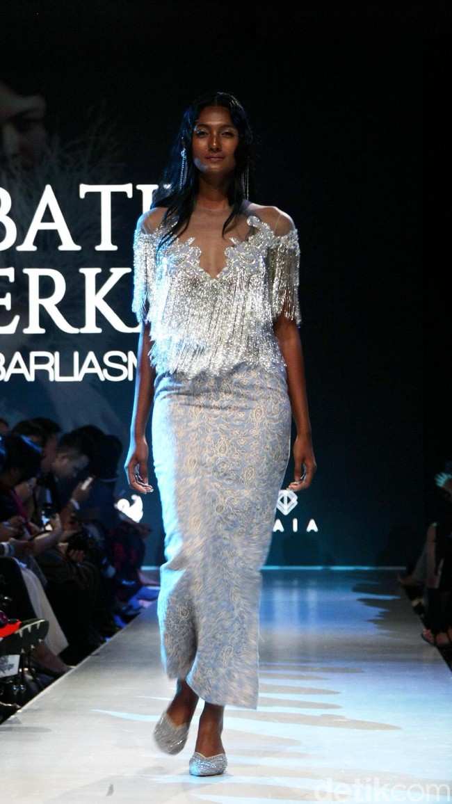 Fashion show koleksi terbaru Barli Asmara yang mengeksplorasi kain batik Jambi di Plaza Indonesia Fashion Week 2018, Jakarta. Jumat [23/3/2018]. [Foto: Mohammad Abduh/Wolipop]