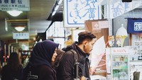 Mampir ke Hakone, Jepang, Jeje dan calon mertua yaitu mama Amy tampak terihat sedang ingin membeli makanan. Kira-kira beli apa ya? Foto: Instagram @ritchieismail