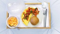 Di Meksiko makanan pasien disajikan lebih berwarna dan kaya rasa. Ada omelet dengan salsa yang segar disajikan dengan roti. Sebagai selingan, ada potongan pepaya segar. Minumnya cukup air putih. Foto: Istimewa