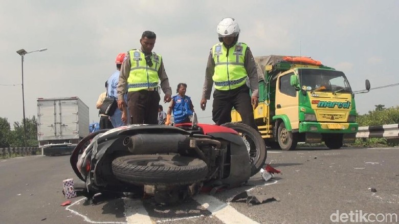  Motor Oleng Karena Jalan Bergelombang Biker Tewas Tabrak 