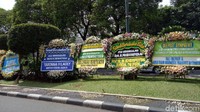 Foto: Jenderal TNI (Purn) Hendropriyono, Ketum Golkar Airlangga Hartarto, Menkum HAM Yasonna Laoly juga mengirim karangan bunga. (Denita Br Matondang-detikcom)