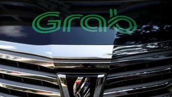 Tulisan Grab di sebuah taksi online. Akuisisi yang diumumkan hari ini menjadi tonggak dari dimulainya era baru. Penggabungan bisnis ini melahirkan pemimpin dalam platform dan efisiensi biaya di kawasan Asia Tenggara, ujar Anthony Tan, Group CEO and Co-founder Grab. Foto: Reuters